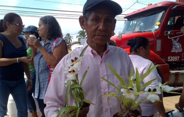 Comerciantes bajan de las montañas a ofrecer a los clientes sus productos.