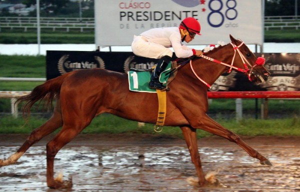 Lezcano, ganando con ‘Uxia P.' su primer clásico de la temporada 2016.