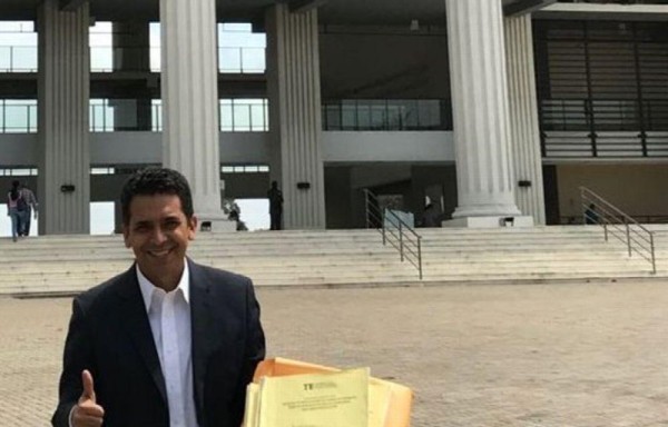 Lombana manifestó que con estas firmas se cumple con el 10% del 1% (del total de los votos emitidos en los comisios de 2014).