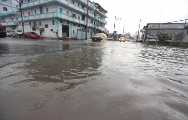 En el corregimiento de Curundú, cada vez que llueve se ocasiona que la calle quede inundada.