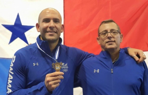 Esgrimista panameño se baña de presea dorada