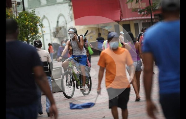 ¡Parece diciembre! Mucha gente en la calle y haciendo mal uso de las mascarillas