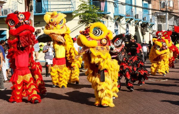 El Desfile de Equipos de Danza de Leones salió desde el Templo Guang Gong (Kuan Tei Kung) al Parque V Centenario.