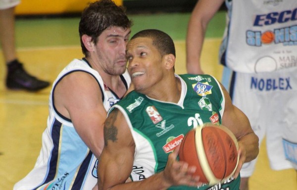 El veterano pívot colonense, Rubén Garcés, fue la bujía de su equipo.