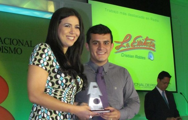Recibe premio por mejor reportaje