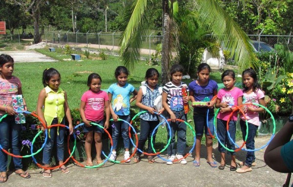 Las niñas bailaron con su hula-hula hasta cansarse.