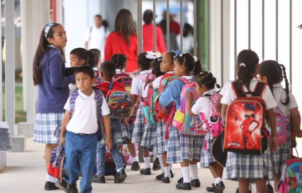 En la salida los alumnos forman filas.