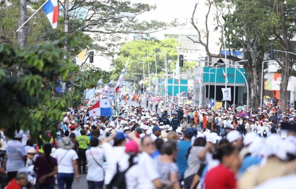 Miles de panameños rodearon la calle para saludar al papa.