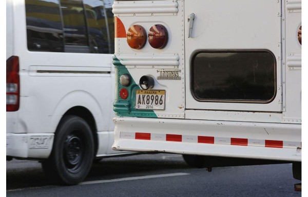 Estos buses no solo operan en rutas compensadas, sino que incumplen con la tarifa de pasajes; Cobran 50 centésimos a los usuarios.