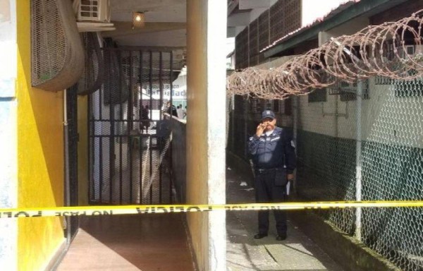 La víctima estaba sentado en una escalera cuando le dispararon.