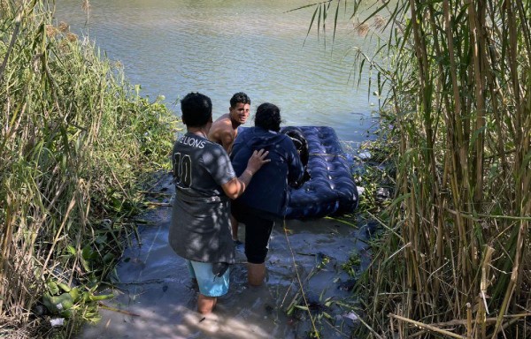 Migrantes se preparan para cruzar el Río Bravo, en la ciudad de Matamoros, estado de Tamaulipas.