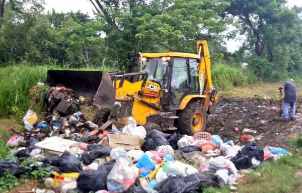 Lugareños denunciaron que los camiones demoran en pasar a recoger los desperdicios.