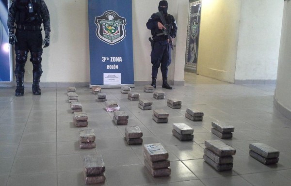 En uno de los autos encontraron 51 paquetes rectangulares con cocaína.