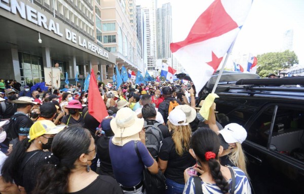 La multitud marchó por la Cinta Costera y avenida Balboa gritando reclamaciones.