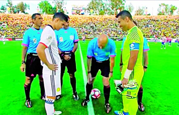 La moneda cayó parada, lo que causó gracia a los capitanes.