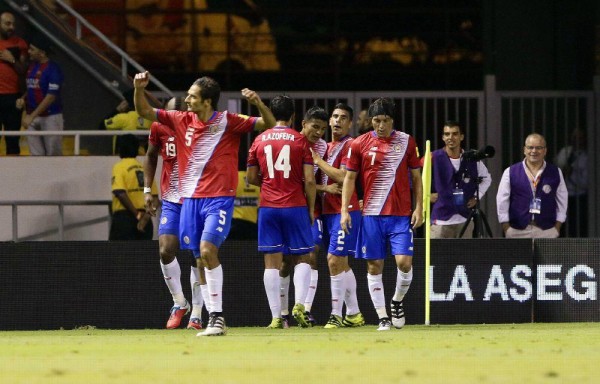 Los jugadores ticos celebran uno de los goles.