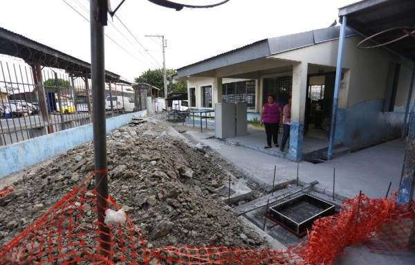 Los estudiantes recibían clases a través de guías de aprendizajes y con apoyo de los padres.