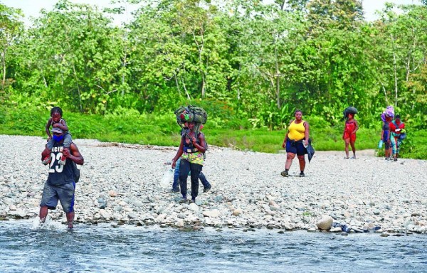 Más de 160 migrantes han cruzado la peligrosa selva.