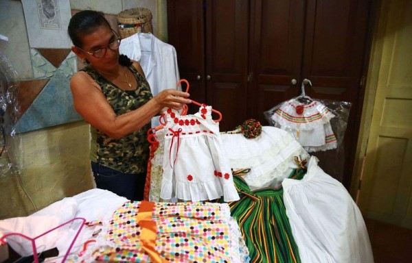 Zoraida le confecciona la ropa a su nieta Naomy.