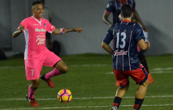 Blas Pérez conduce el balón en el partido entre Árabe Unido y Plaza Amador que sigue invicto.