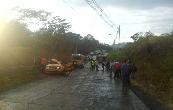 Camión destrampó a vehículo taxi