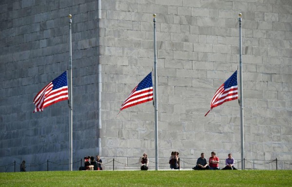 Las banderas estaban a media asta.