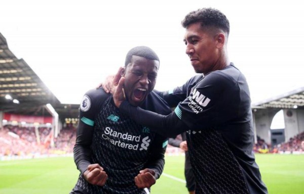 Gini Wijnaldum (izq.), junto a Firmino.