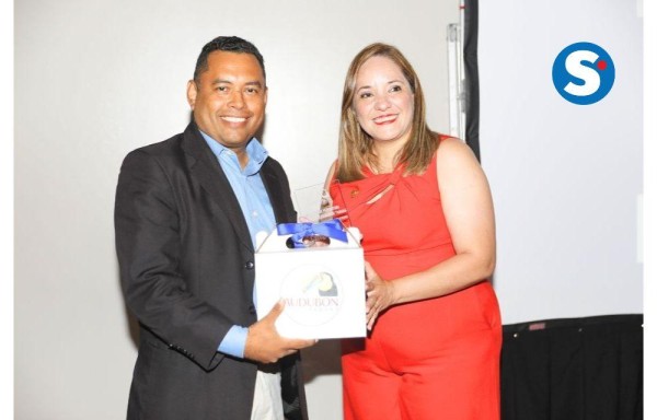 El periodista Adiel Bonilla recibió el premio de parte de Yenifer Díaz, directora de Proyectos de Sociedad Audubon de Panamá.