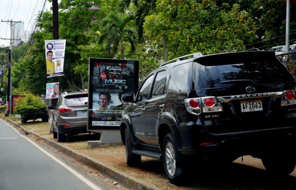 Falta de aparcaderos en la ciudad obliga a los ciudadanos a estacionar en aceras.