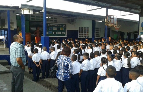 El docente Humberto Montero aseguró que “por fuera la escuela se ve bien pintadita, pero por dentro hay un cáncer que esta acabando con el plantel”.