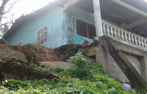 El terreno donde fueron construidas las viviendas ha comenzado a ceder ante las lluvias.