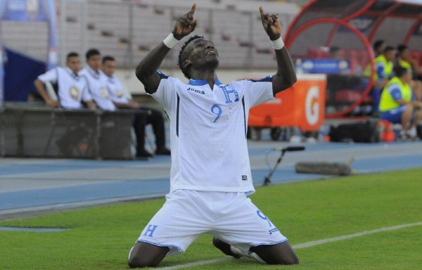 Rubilio Castillo celebra su gol.