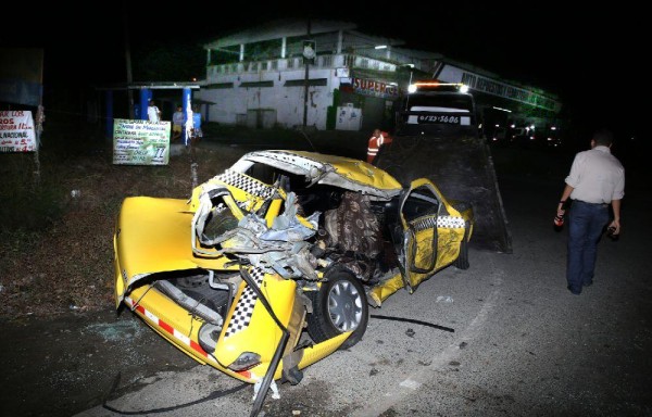 El lado derecho del taxi quedó destrozado.