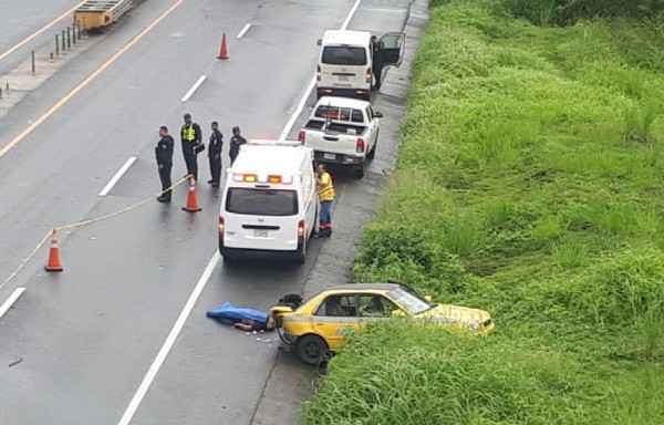 El taxi conducido por el cabo Jordan quedó metido entre el herbazal tras el choque, las autoridades recomiendan a los conductores respetar las normas de tránsito.