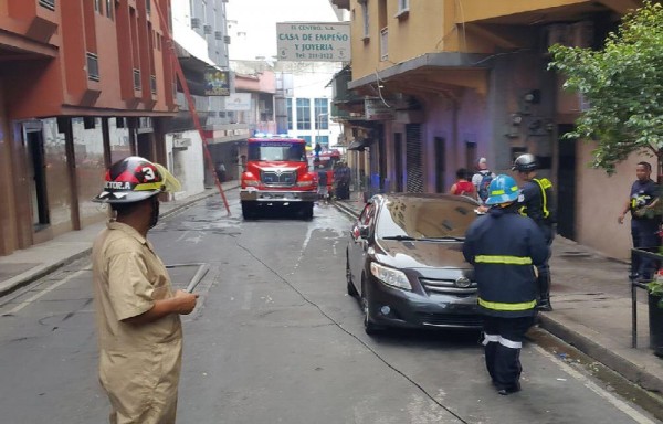 El problemas de las calles estrechas se agrava con los vehículos mal estacionados.