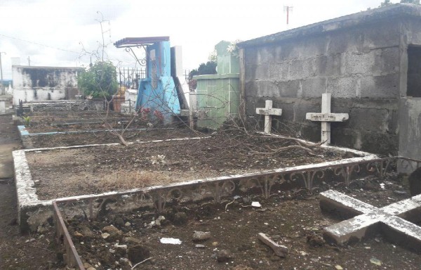 Piden a los que tienen familiares sepultados en este cementerio, que limpien sus tumbas y hagan sus pagos.