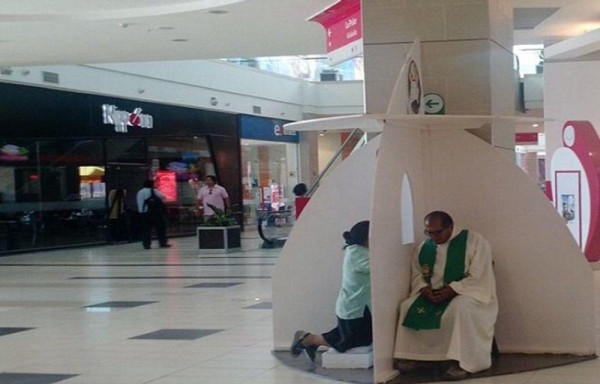 Confiesan sus pecados en centro comercial