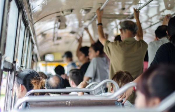 Hombre va preso tres años por pasarle el pene a mujer en un bus