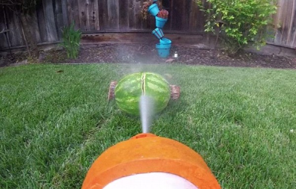 Rober instaló un tanque adicional con nitrógeno y una alimentación con baterías para que el chorro salga con una potencia de unos 435 kilómetros por hora.