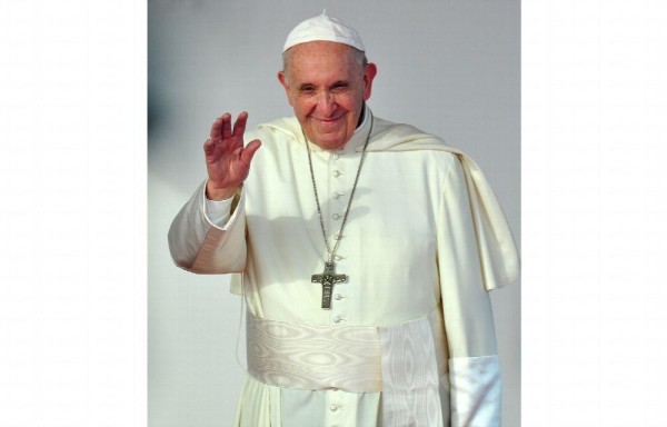 Al llegar saludó a todos con amor y su rostro sonriente.