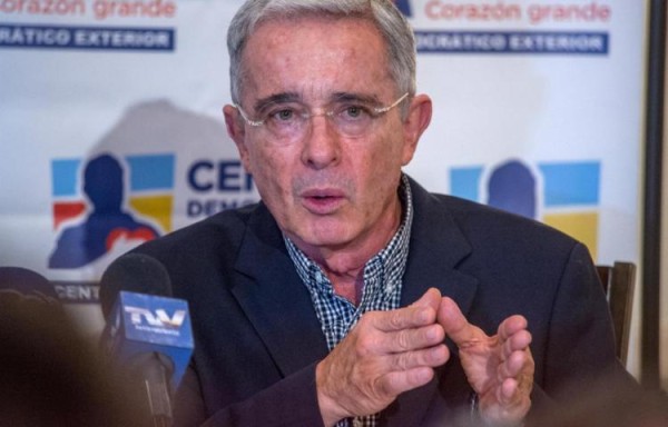 Fiscalía colombiana cita para acusación a Uribe por denuncia de calumnia contra periodista