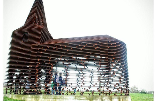 Iglesia desaparece en el aire