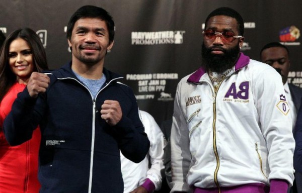 Manny Pacquiao (i) y Adrien Broner.