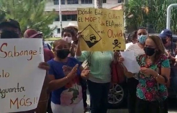 La protesta se dio afuera de la sede del MOP