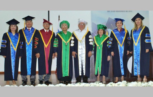 Los galardonados y las autoridades de Isae Universidad.