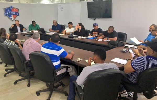 La reunión fue en el estadio Rod Carew.