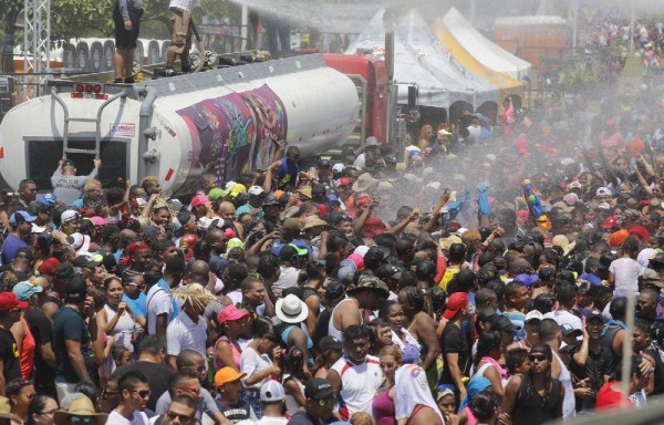 En el área de los culecos en la Cinta Costera no hay discriminación, todos solo tienen un solo fin: gozar la mojadera