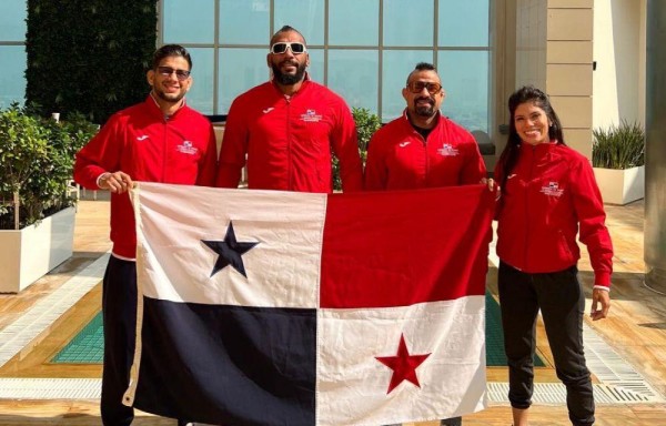Defendiendo con emoción la bandera nacional.