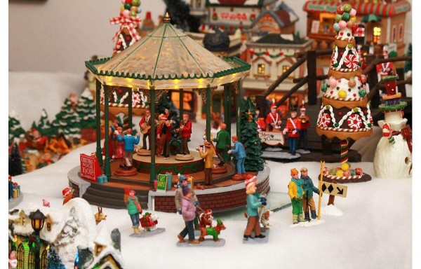 La villa navideña tiene dos años de estar adornando la sala.