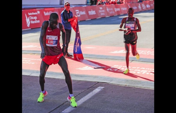 Abel Kirui celebra su triunfo con un baile.